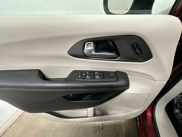 Used 2023 Chrysler Pacifica Touring-L image 18