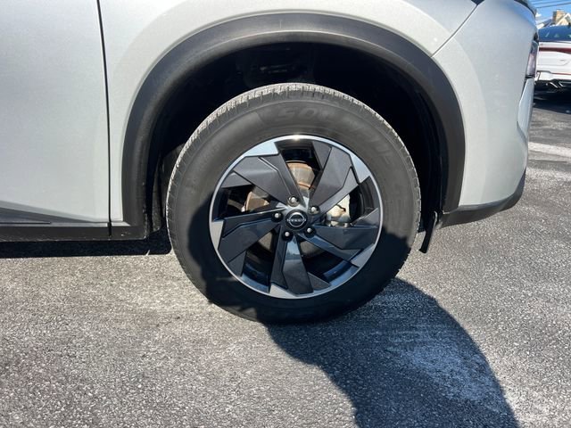 Used 2024 Nissan Rogue SV image 11