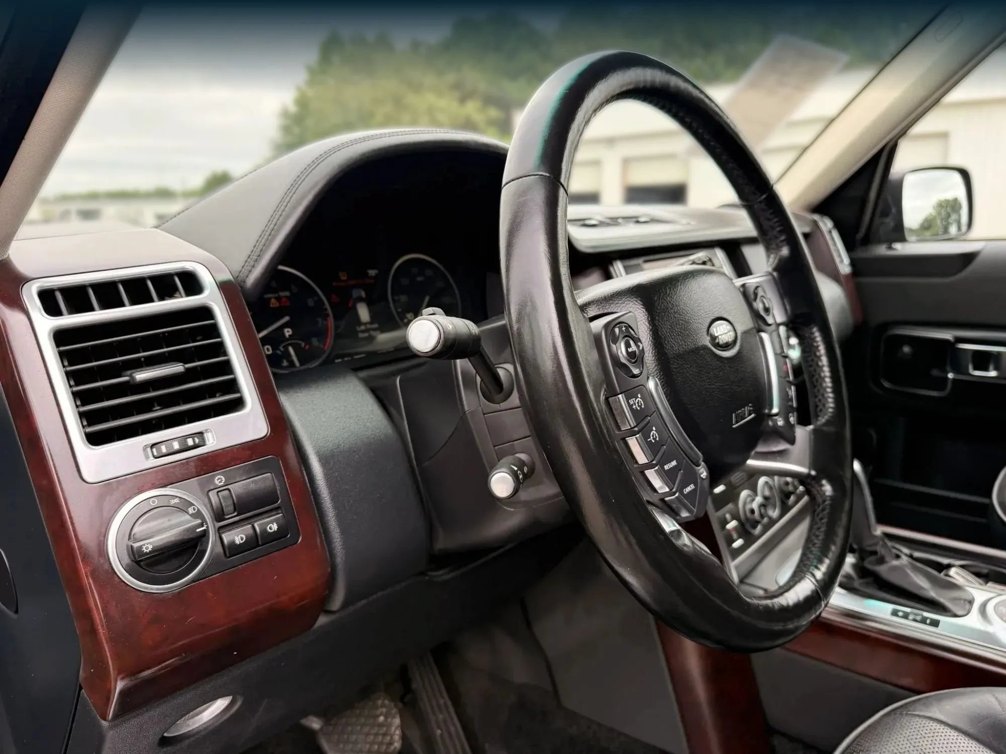 Used 2011 Land Rover Range Rover HSE LUX AWD/4WD image 17