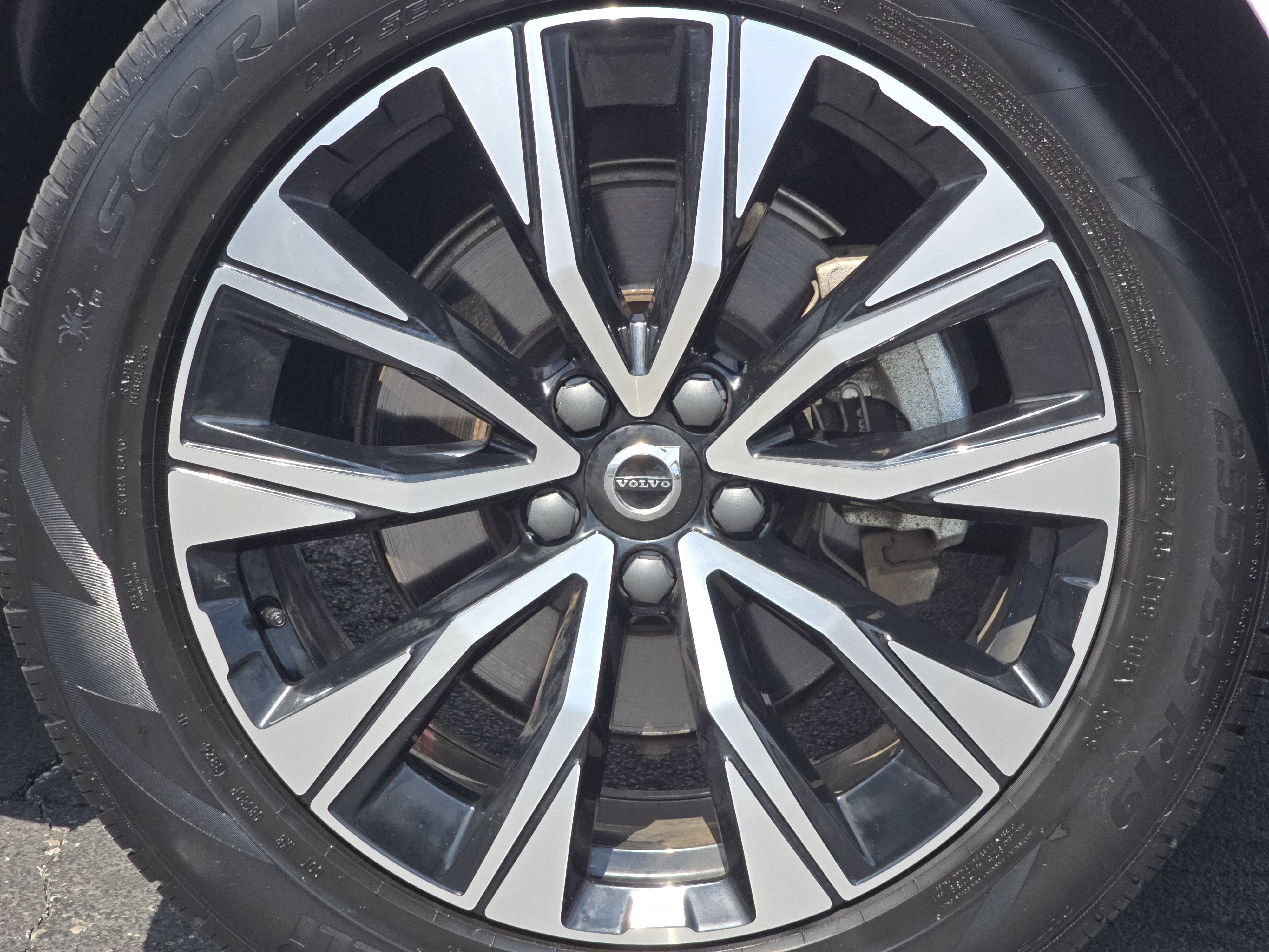Used 2025 Volvo XC60 B5 Plus AWD/4WD image 16