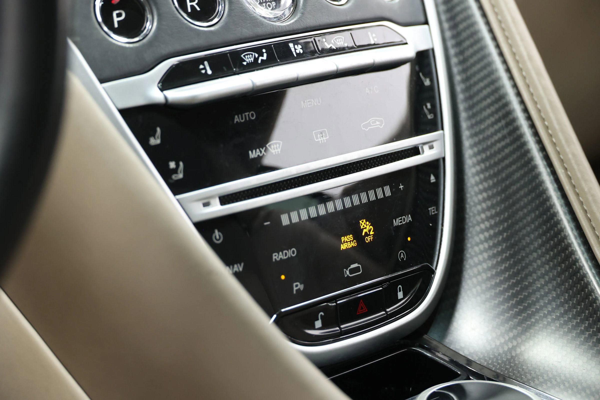 Used 2018 Aston Martin DB11 Coupe image 34