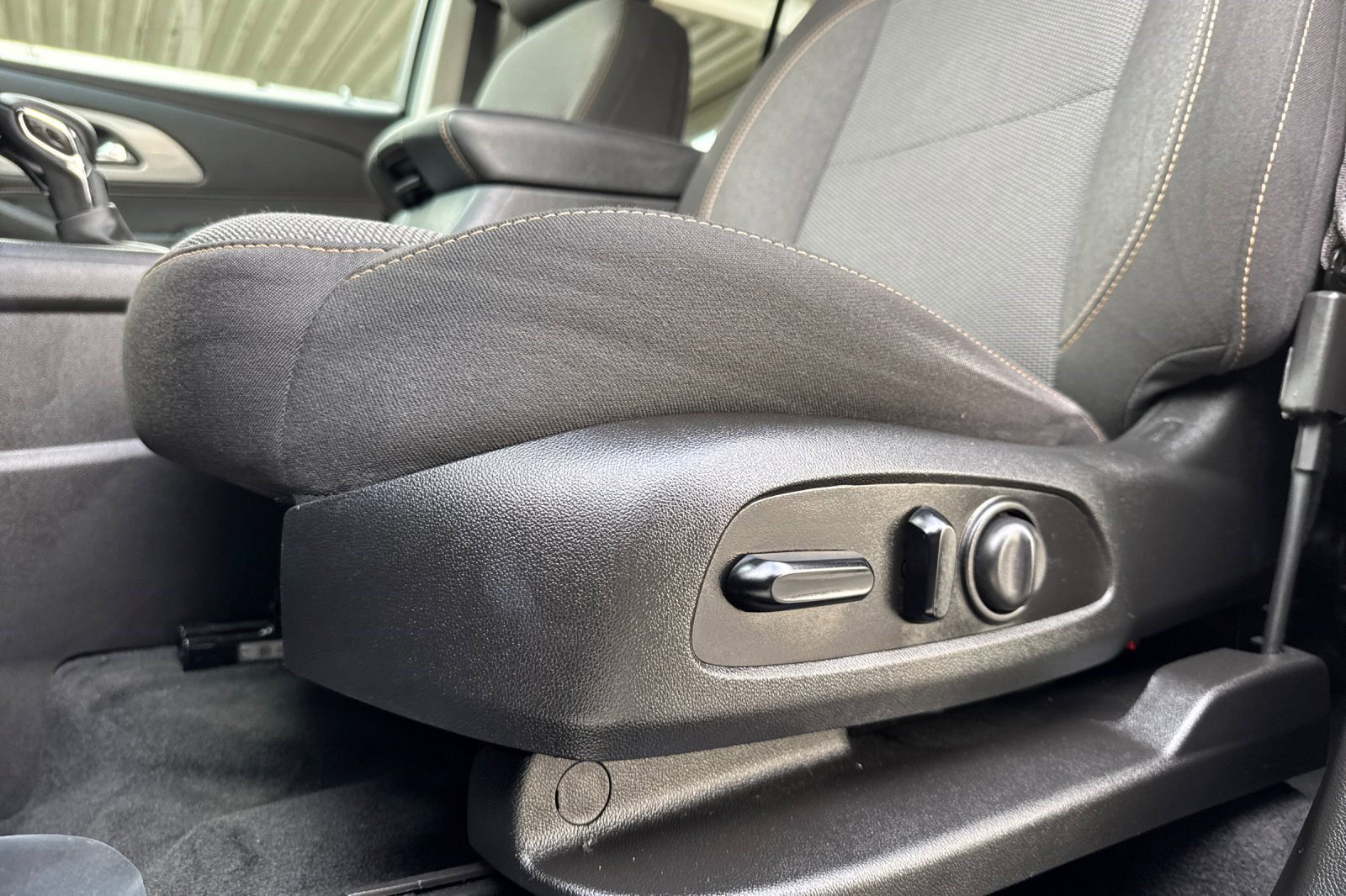 Used 2021 Chevrolet Traverse LT image 14