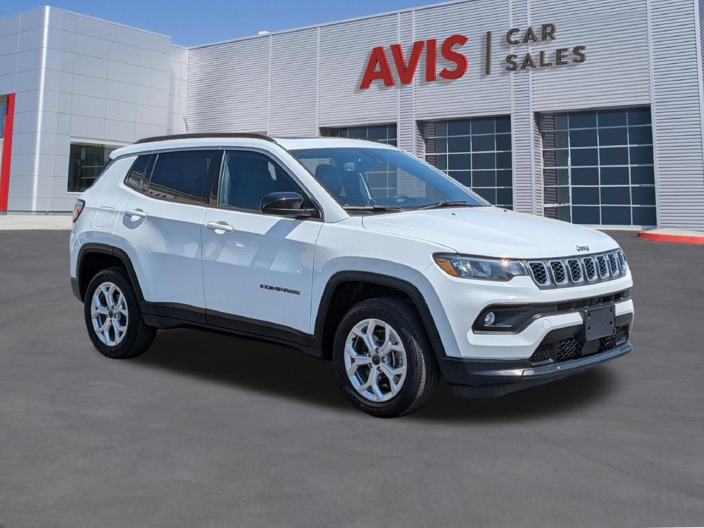 Used 2025 Jeep Compass Latitude w/ Sun & Sound Group AWD/4WD image 3