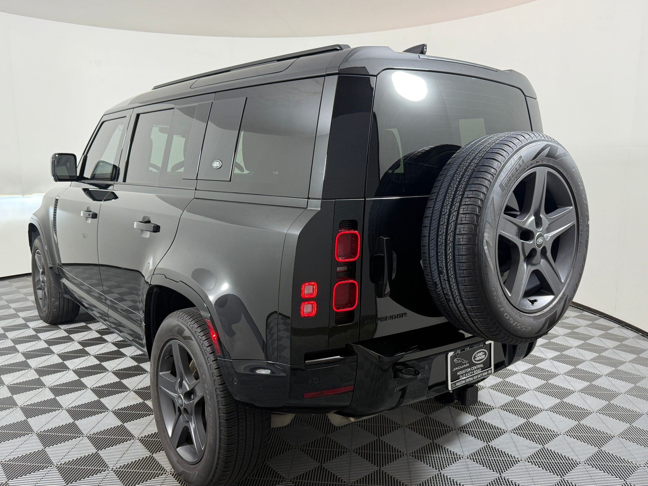 Used 2024 Land Rover Defender 110 X-Dynamic SE AWD/4WD image 3