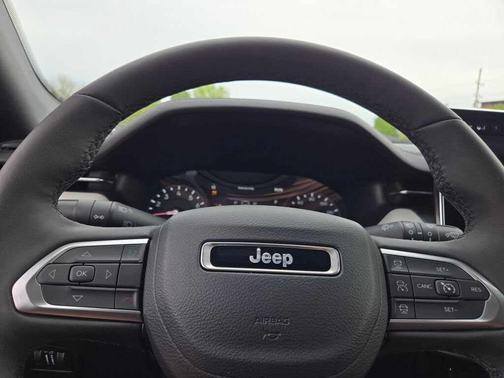 Used 2025 Jeep Compass Limited AWD/4WD image 34