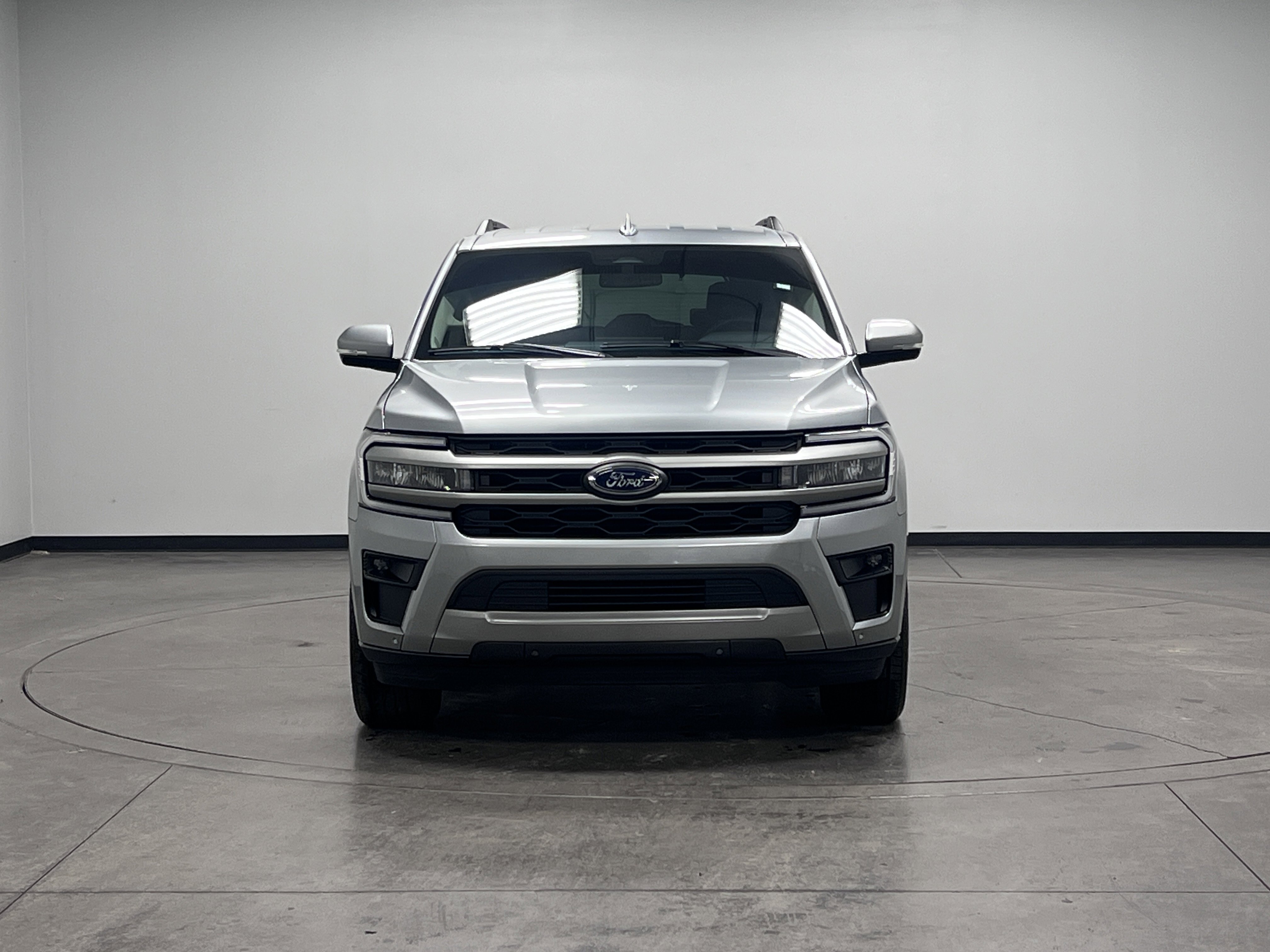Used 2024 Ford Expedition XLT image 3