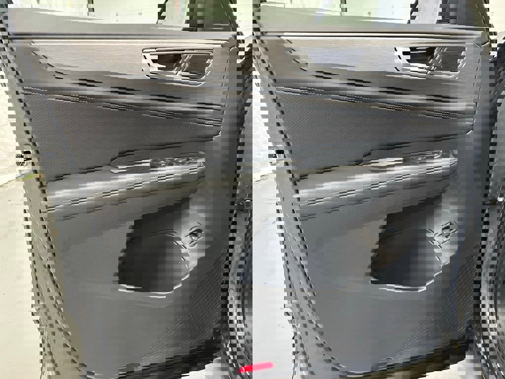 Used 2025 Volkswagen Atlas Cross Sport SE image 8