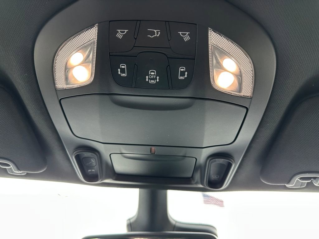 Used 2026 Chrysler Pacifica Limited FWD image 13