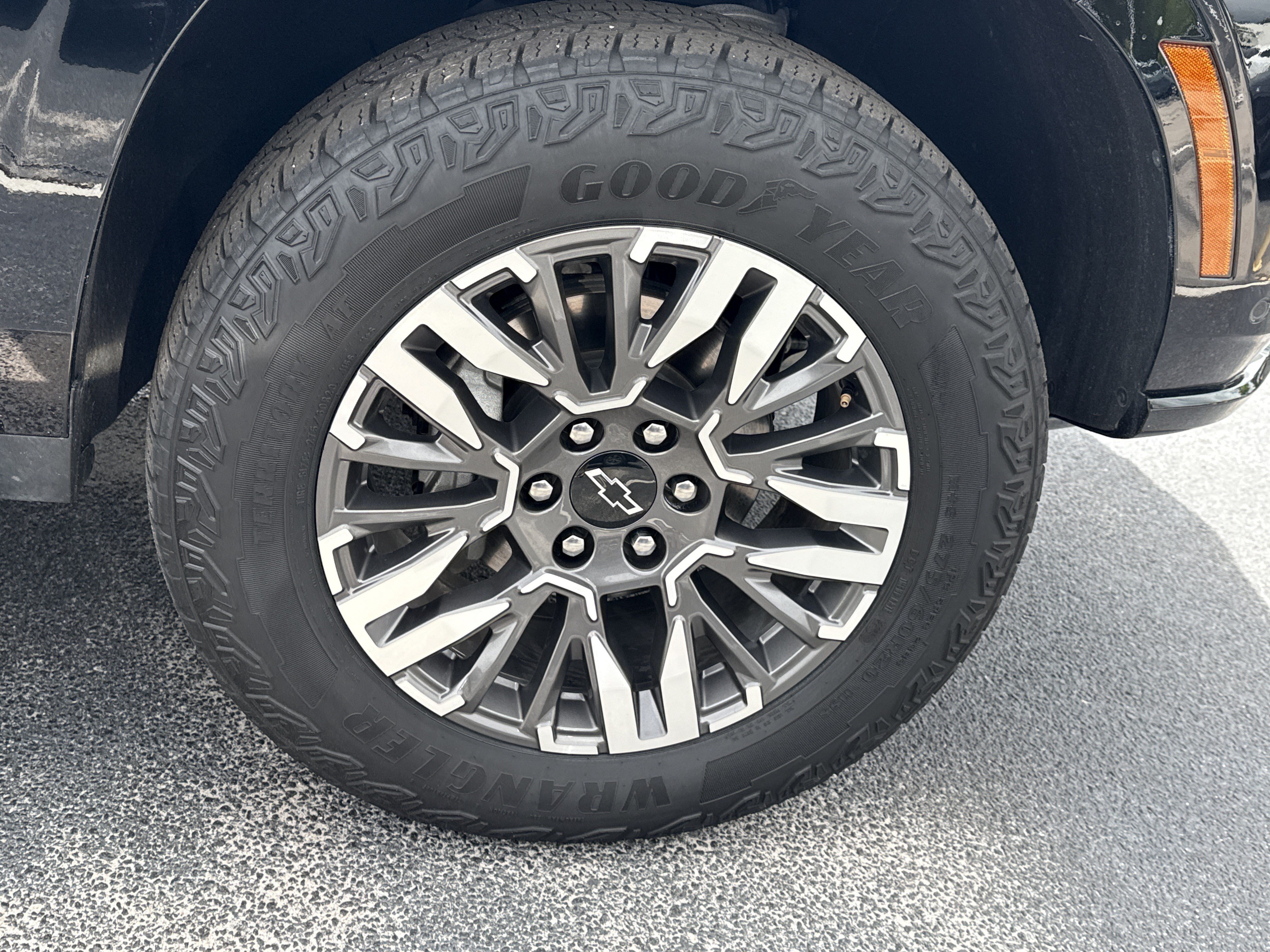 Used 2025 Chevrolet Suburban Z71 AWD/4WD image 18