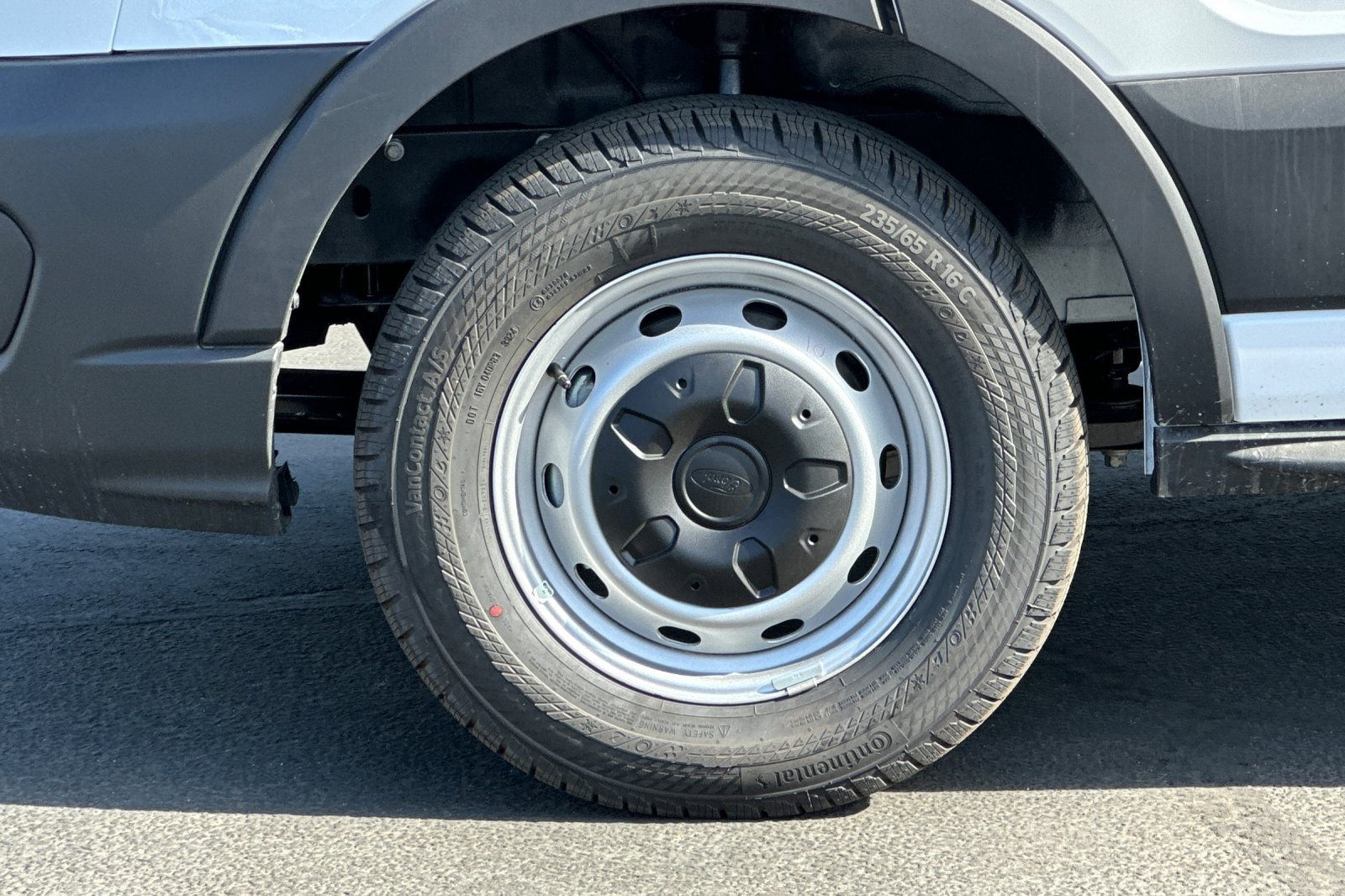 New 2025 Ford Transit 250 148 Medium Roof image 24