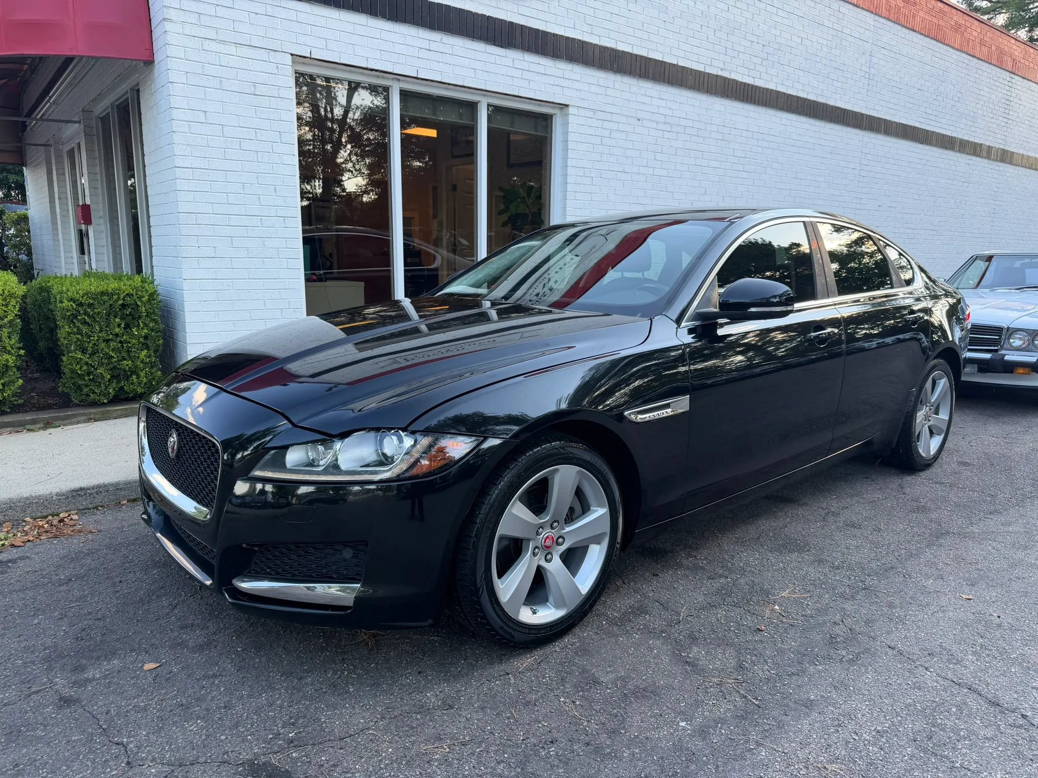 Used 2018 Jaguar XF AWD image 2