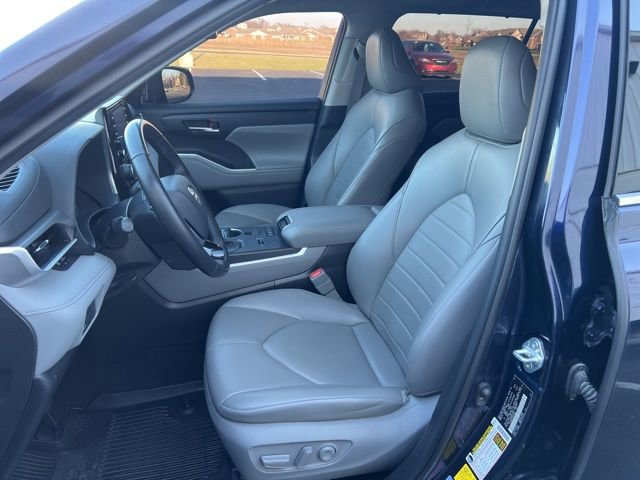 Used 2021 Toyota Highlander XLE AWD/4WD image 18