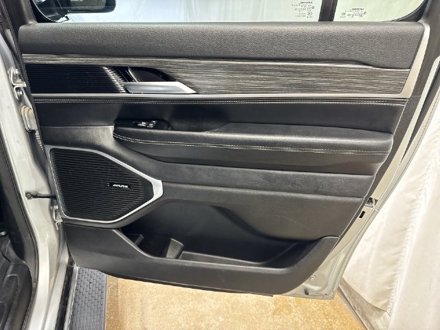 Used 2024 Jeep Wagoneer L Series II w/ Flexible Seating Group AWD/4WD image 28