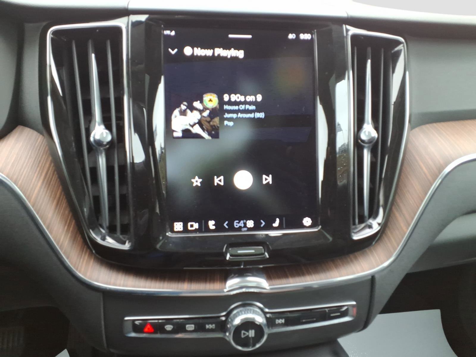 Used 2022 Volvo XC60 B5 Momentum w/ Advanced Package image 23