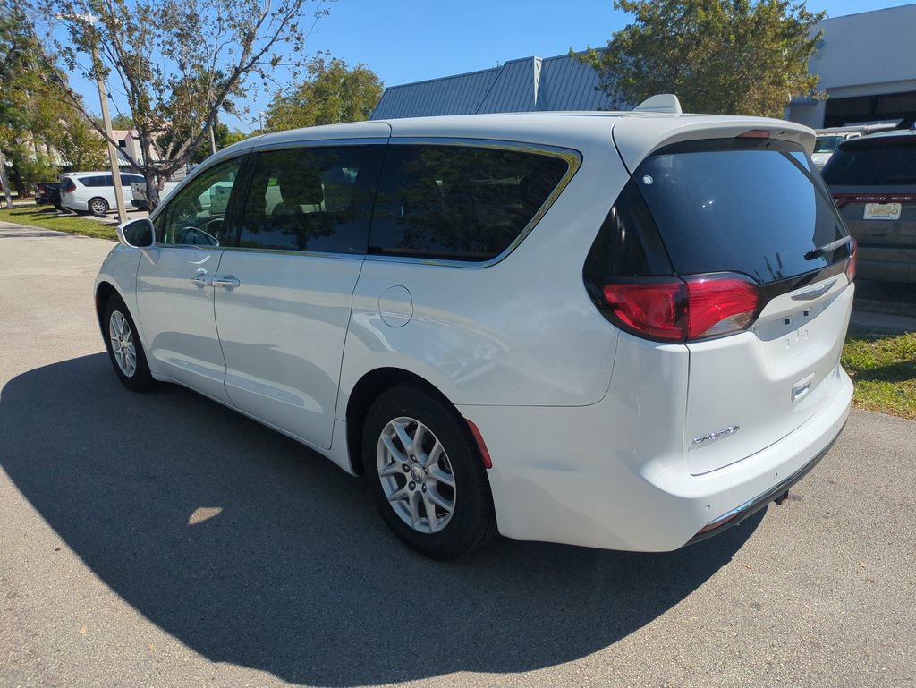 Used 2020 Chrysler Pacifica Touring image 8