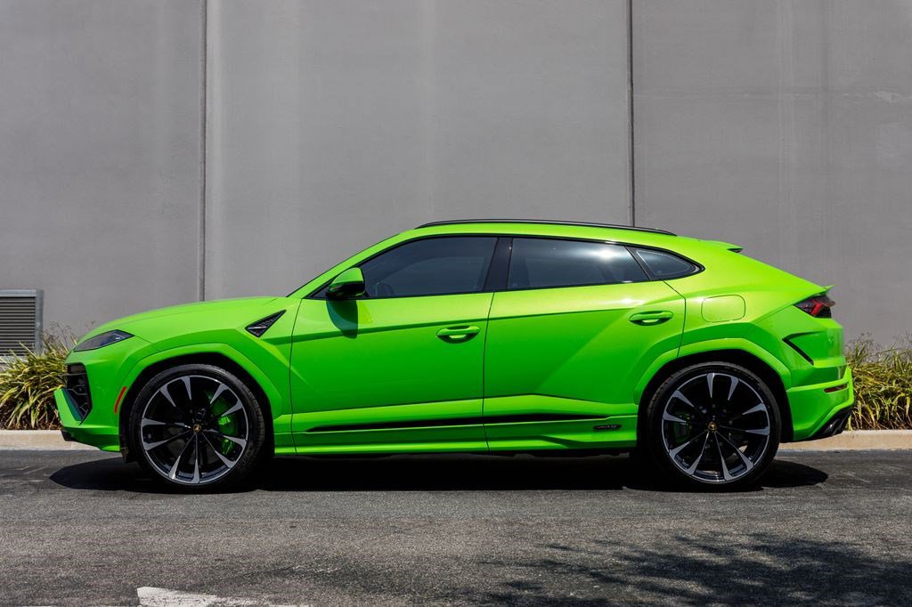 Used 2025 Lamborghini Urus SE image 2