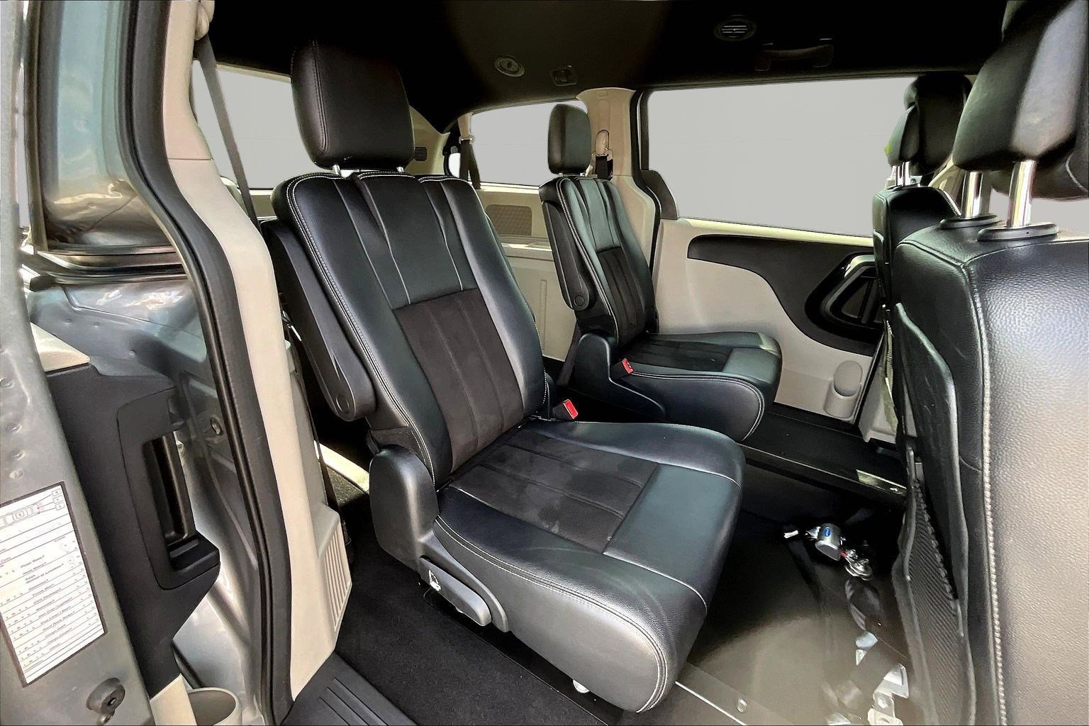 Used 2020 Dodge Grand Caravan SXT FWD image 25