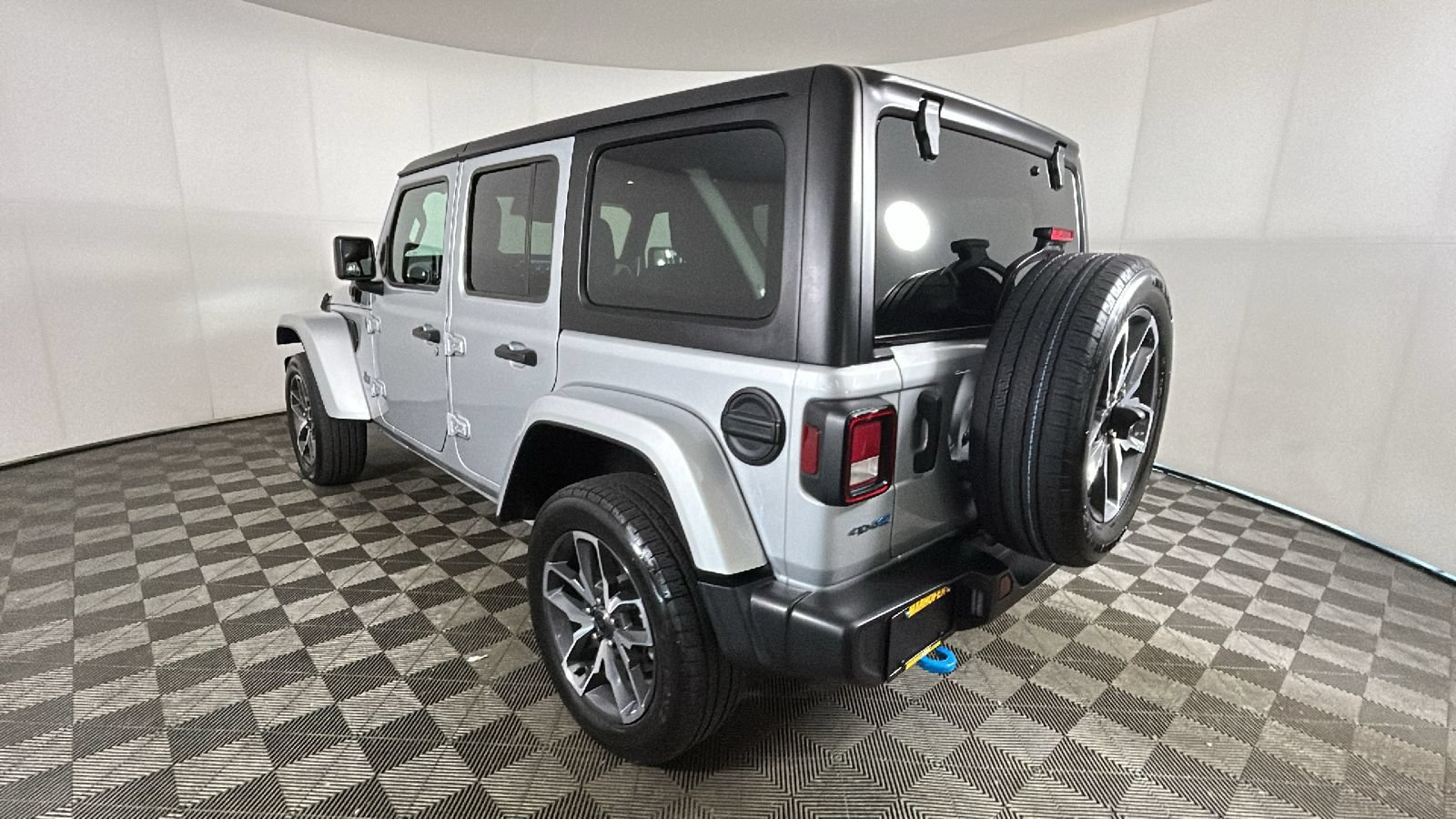 Used 2024 Jeep Wrangler Unlimited w/ Convenience Group AWD/4WD image 5