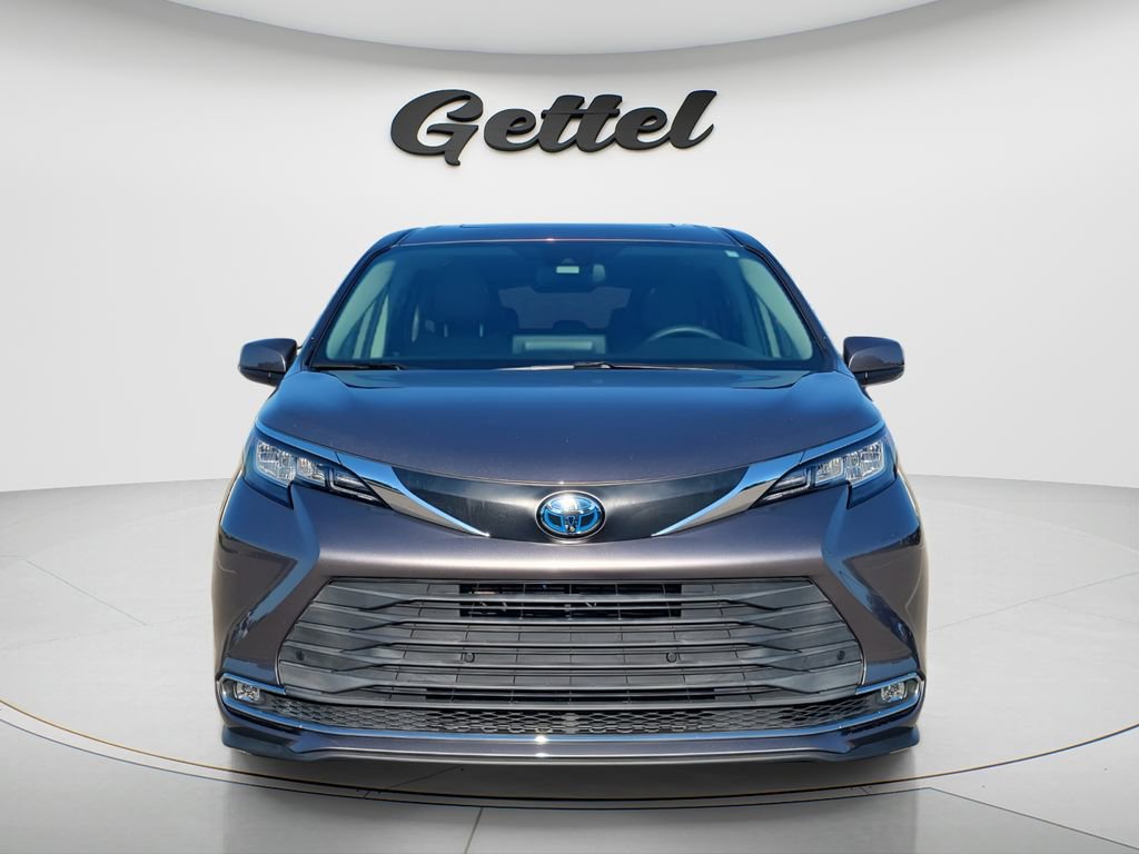 Used 2021 Toyota Sienna XLE FWD image 2