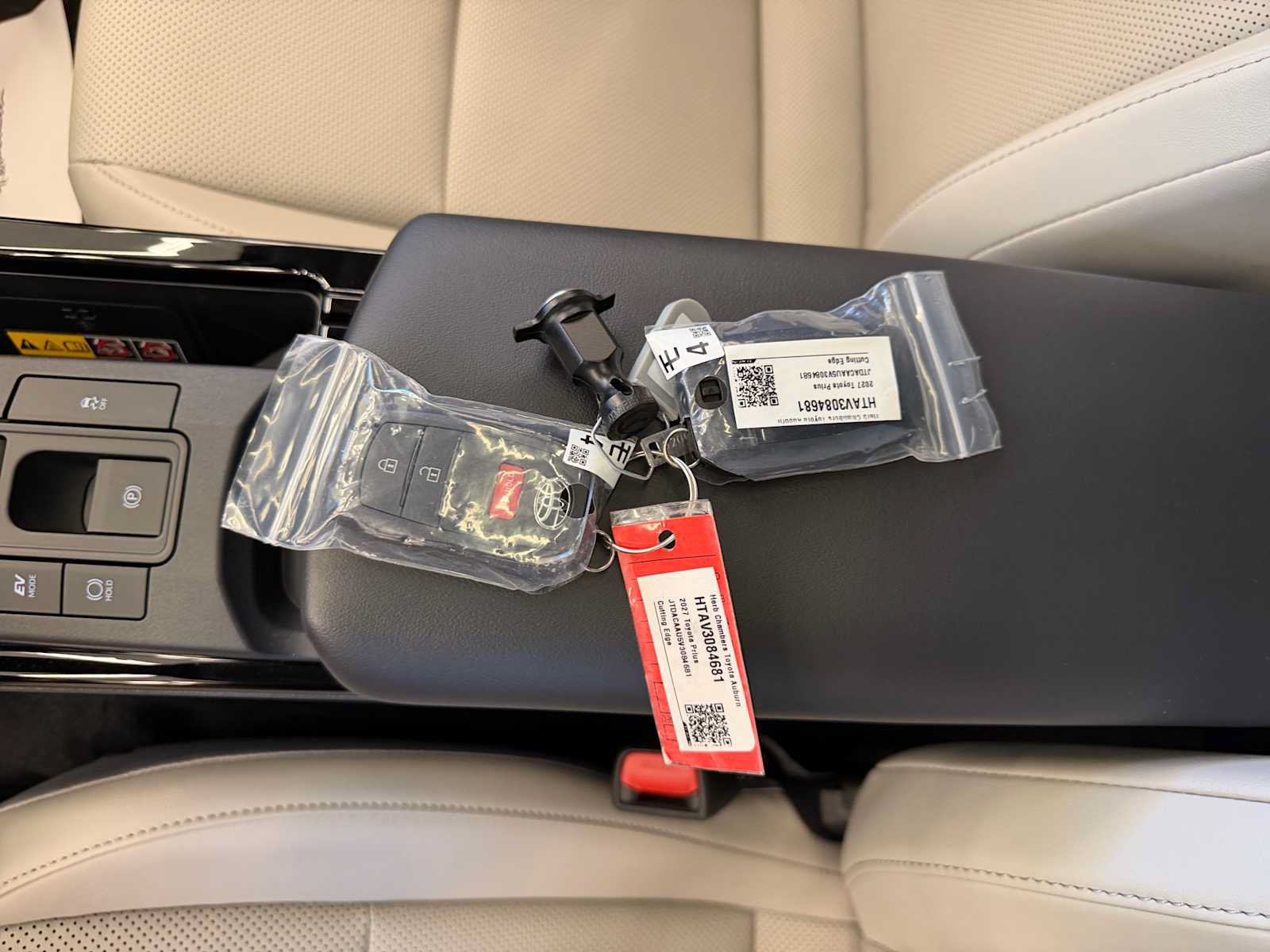 New 2027 Toyota Prius XLE FWD image 9