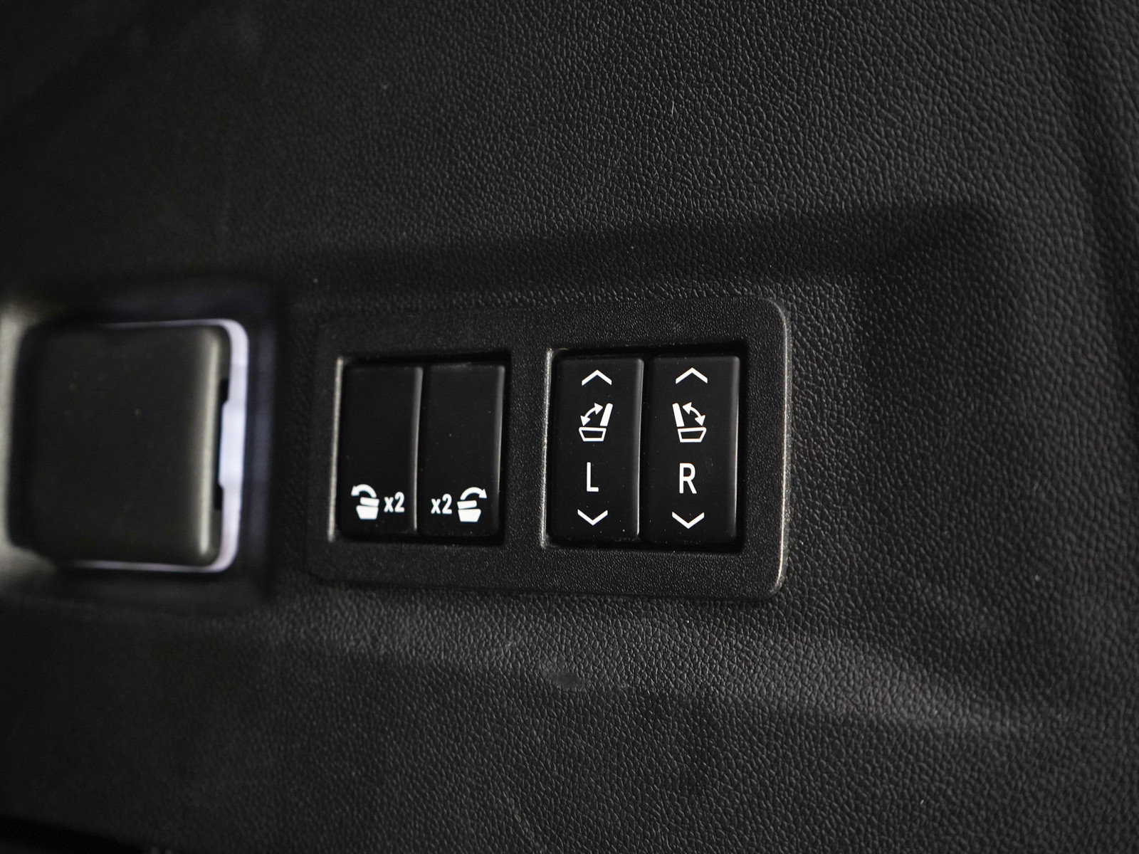 Used 2022 GMC Yukon SLT w/ SLT Premium Package AWD/4WD image 11