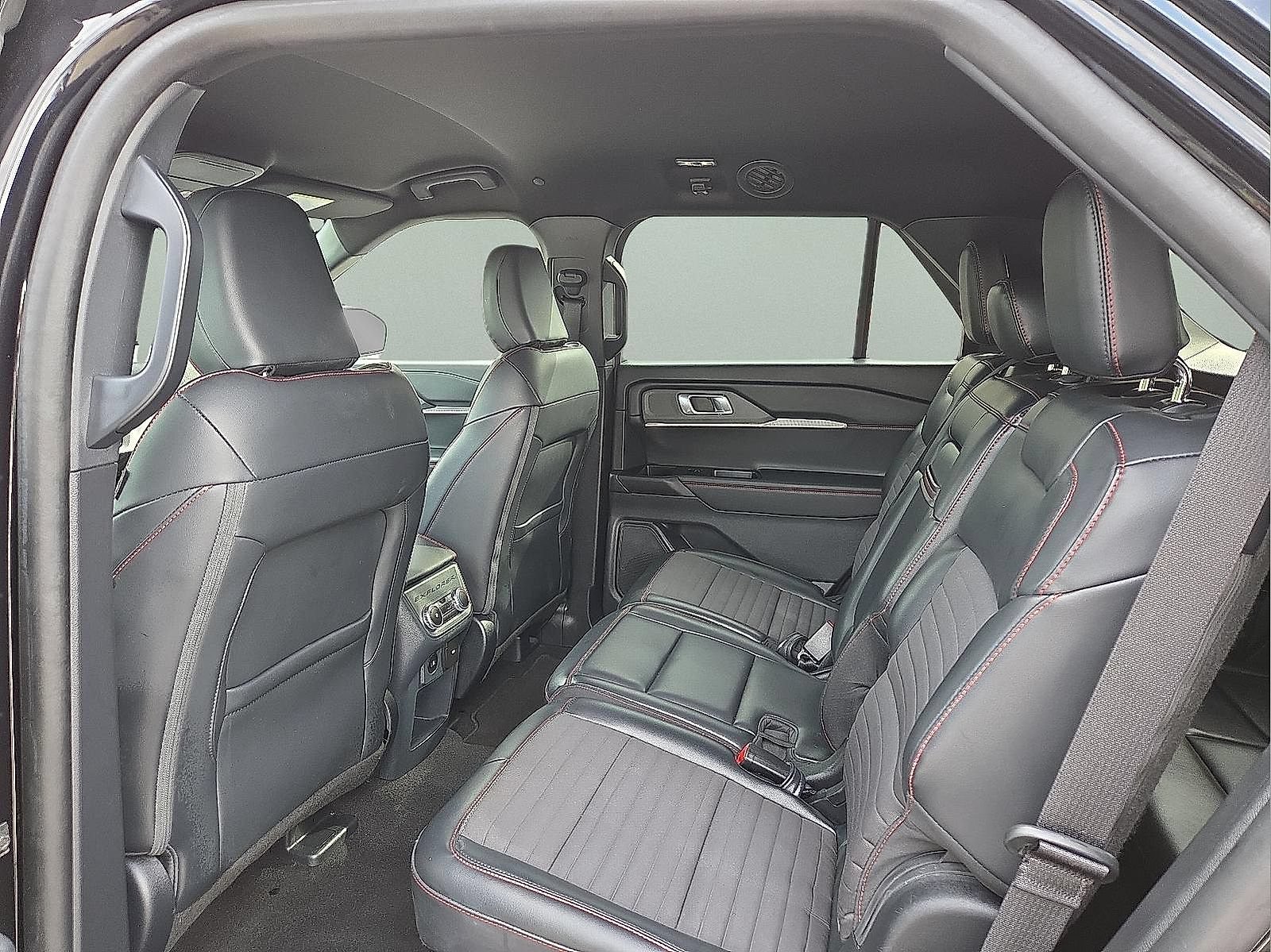 Used 2025 Ford Explorer ST-Line w/ ST-Line Street Pack AWD/4WD image 10