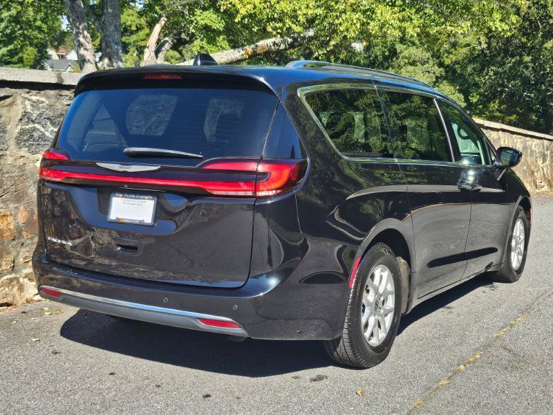 Used 2021 Chrysler Pacifica Touring-L FWD image 9