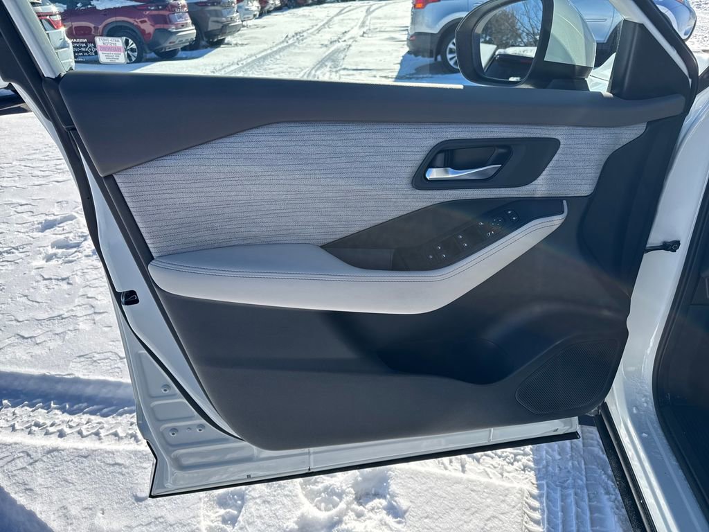 Used 2023 Nissan Rogue SV image 11