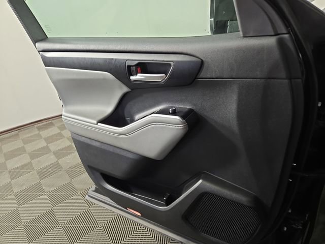 Used 2025 Toyota Highlander XLE AWD/4WD image 32