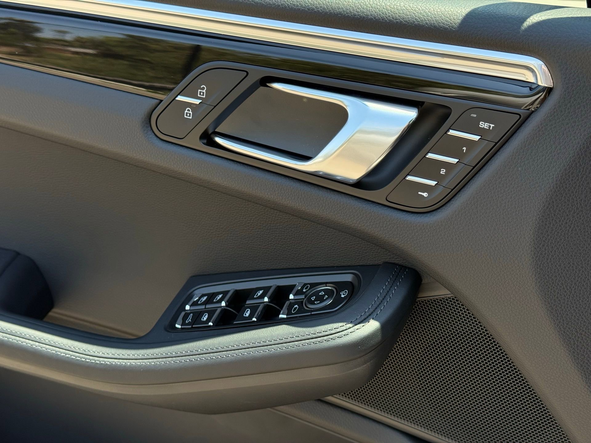 Used 2025 Porsche Macan image 27