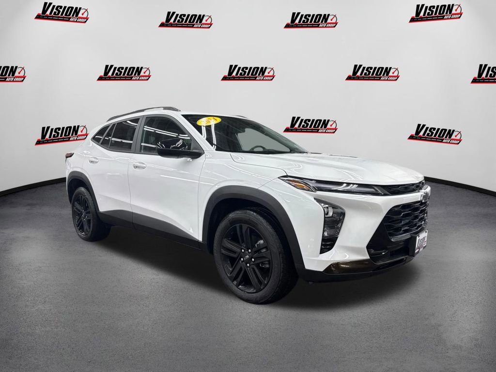 Used 2024 Chevrolet Trax ACTIV w/ Sunroof Package image 3