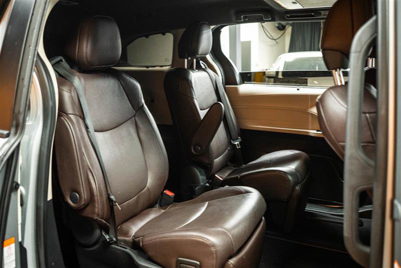 Used 2023 Toyota Sienna Platinum image 13