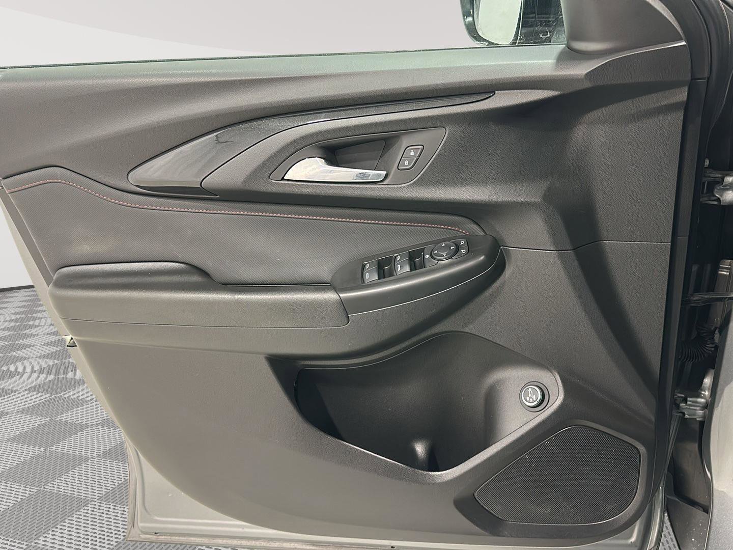 Used 2023 Chevrolet TrailBlazer RS w/ Sun and Liftgate Package image 18