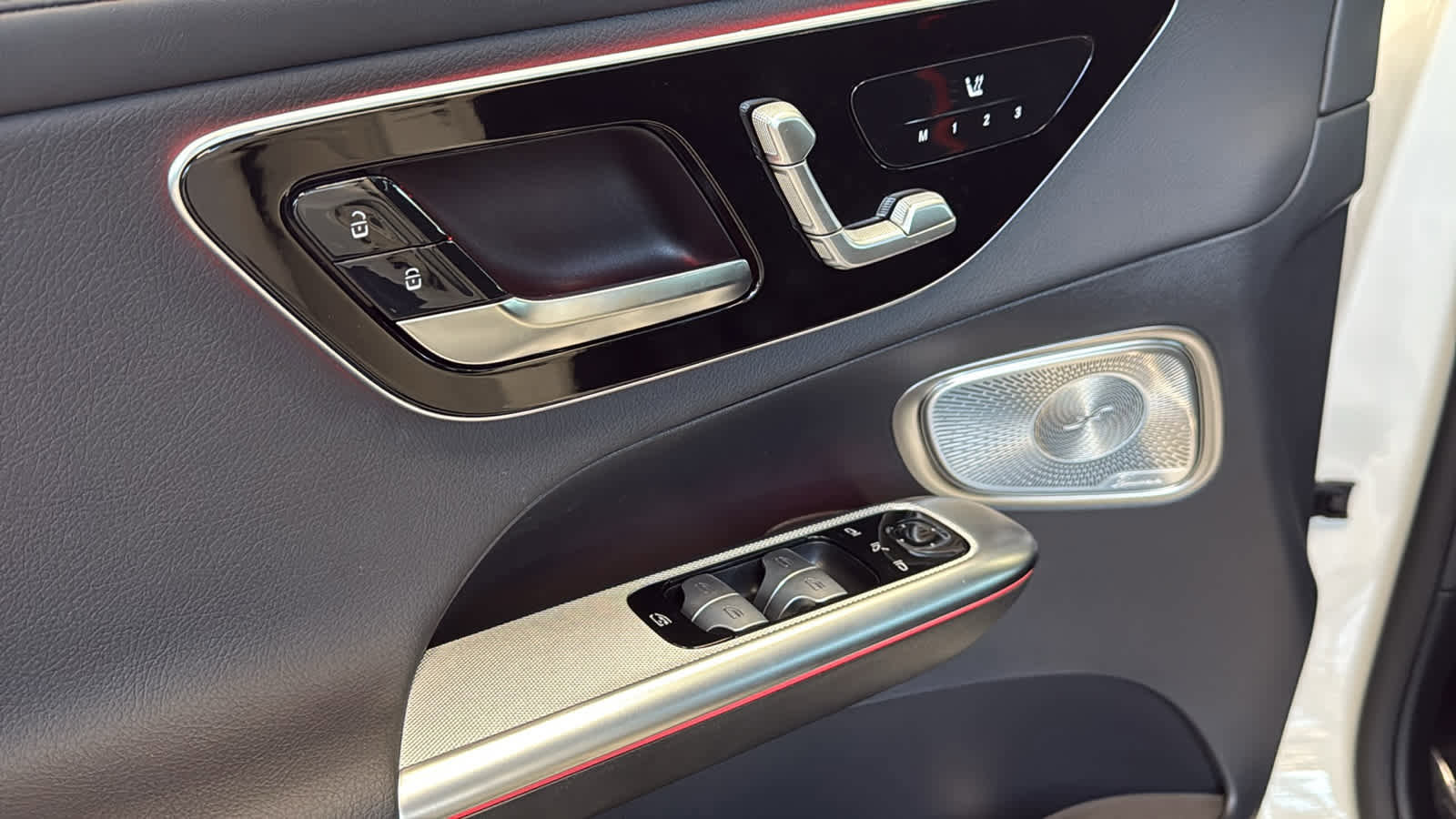 New 2025 Mercedes-Benz GLC 350e 4MATIC image 16