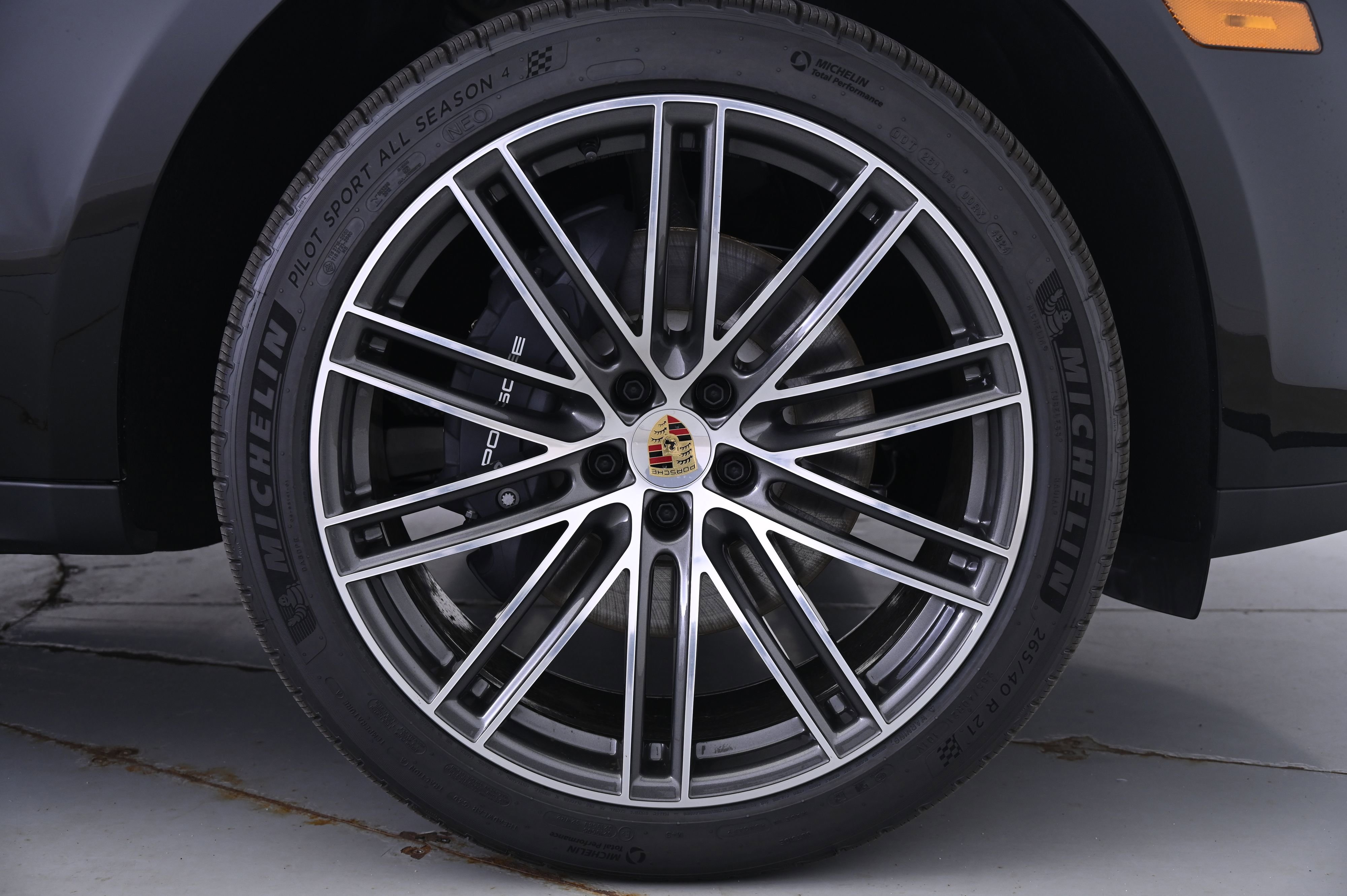 Certified 2025 Porsche Macan image 14