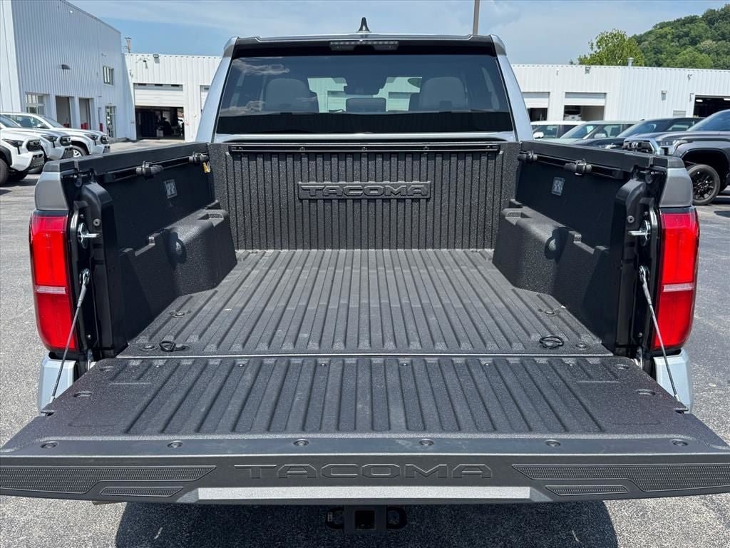 Used 2025 Toyota Tacoma SR5 AWD/4WD image 15