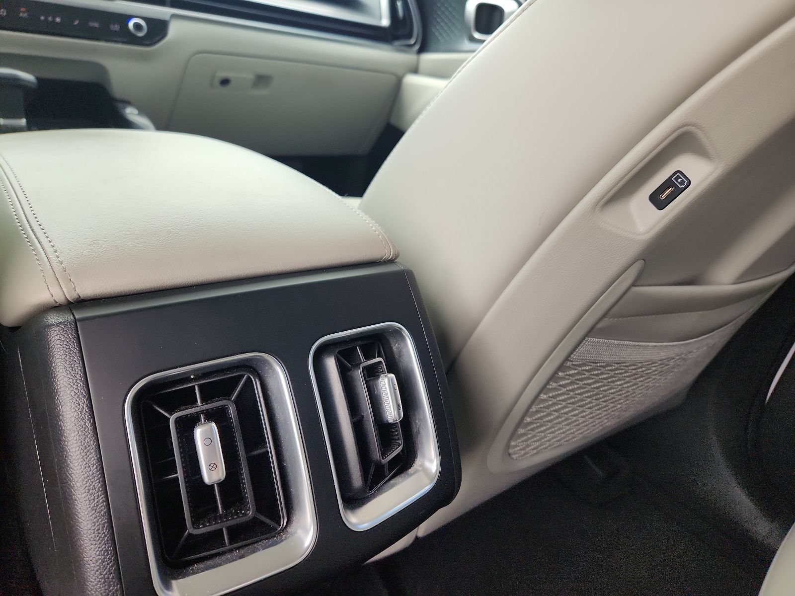 Used 2024 Kia Sorento EX w/ Panoramic Sunroof Package FWD image 10