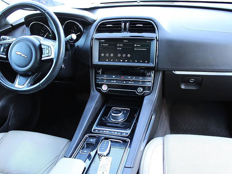 Used 2020 Jaguar F-PACE Prestige AWD/4WD image 19