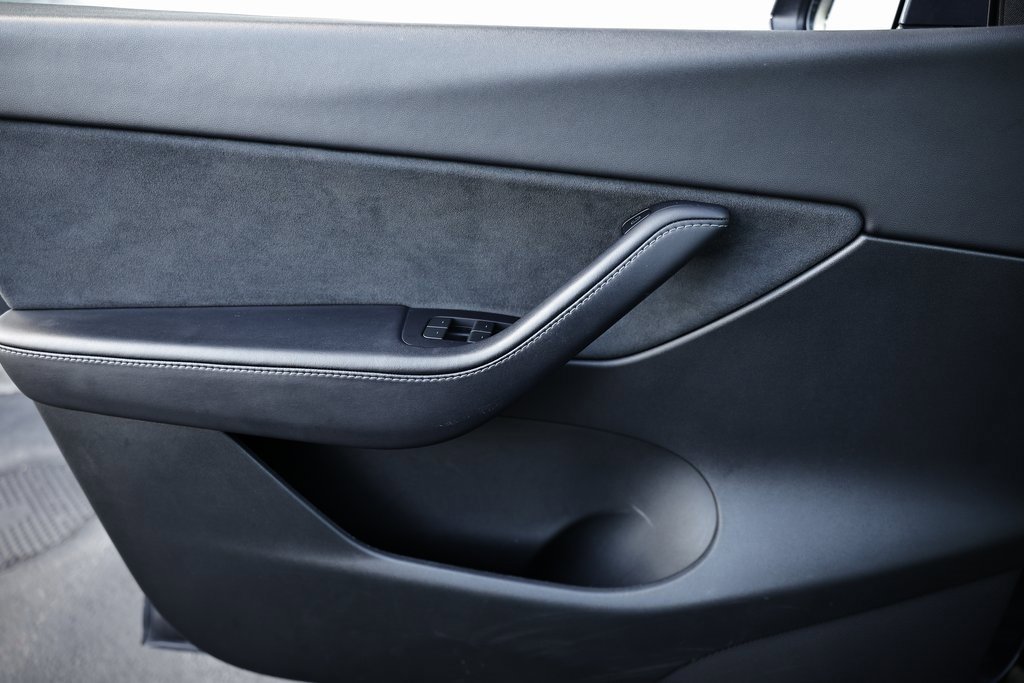 Used 2022 Tesla Model Y Long Range image 16