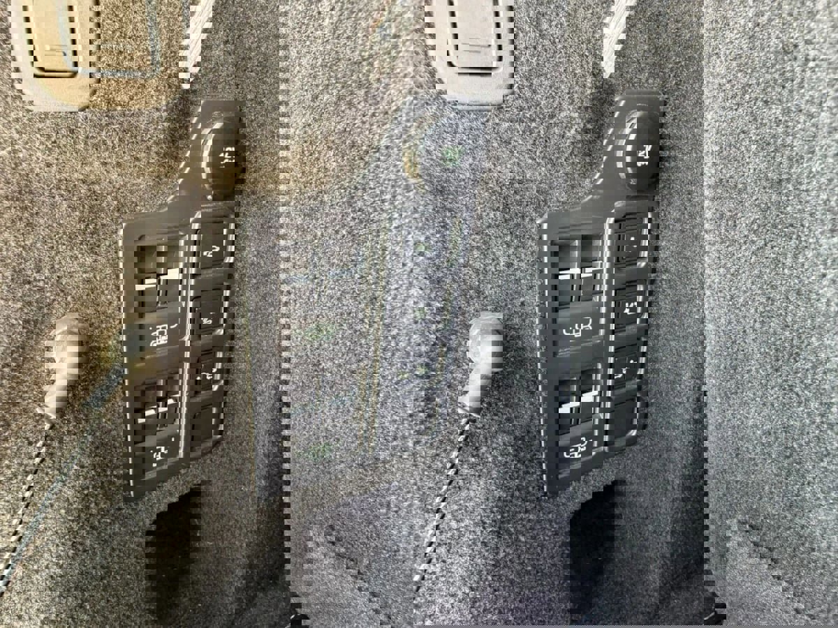 Used 2019 Land Rover Discovery HSE image 15