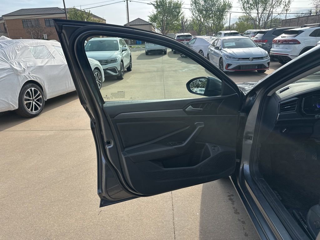 Used 2024 Volkswagen Jetta SE image 8