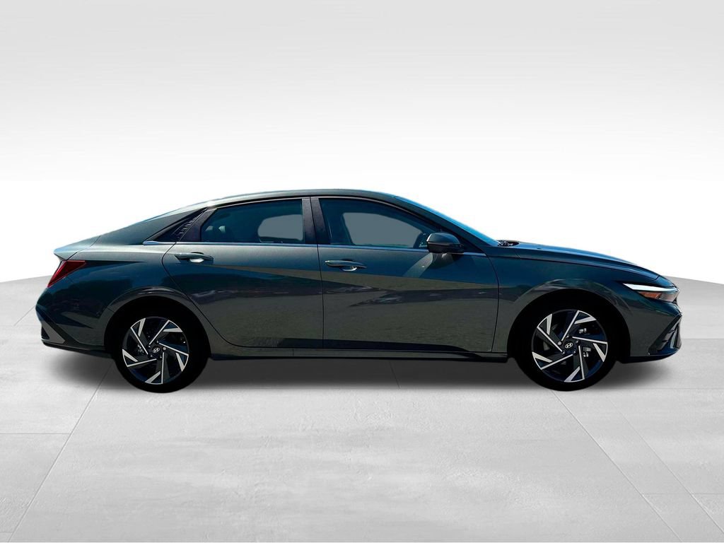 Used 2025 Hyundai Elantra Limited FWD image 10