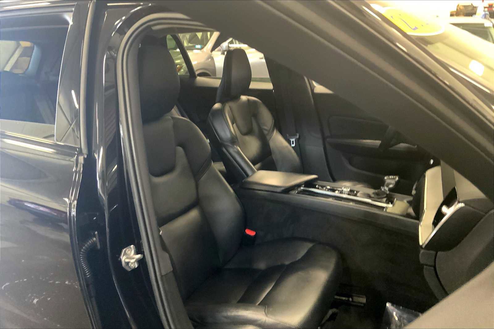 Used 2021 Volvo V60 T5 Cross Country image 7