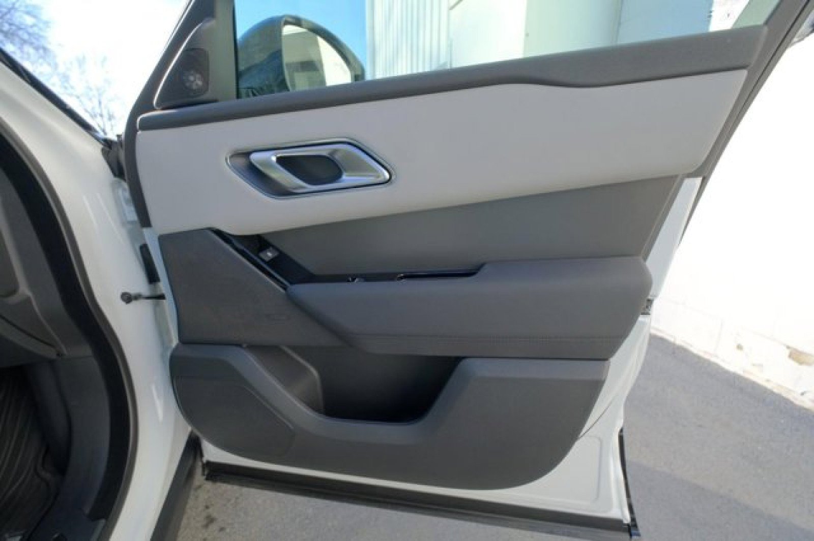 New 2025 Land Rover Range Rover Velar Dynamic SE image 18