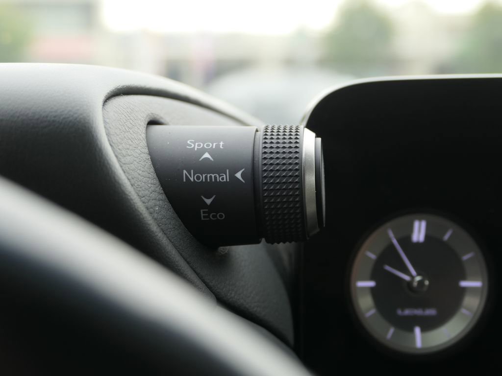 Used 2024 Lexus ES 300h w/ Premium Package FWD image 16