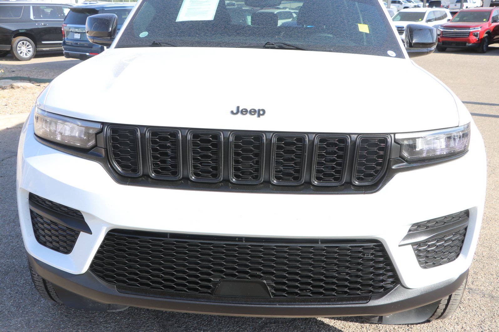 Used 2024 Jeep Grand Cherokee Altitude AWD/4WD image 2