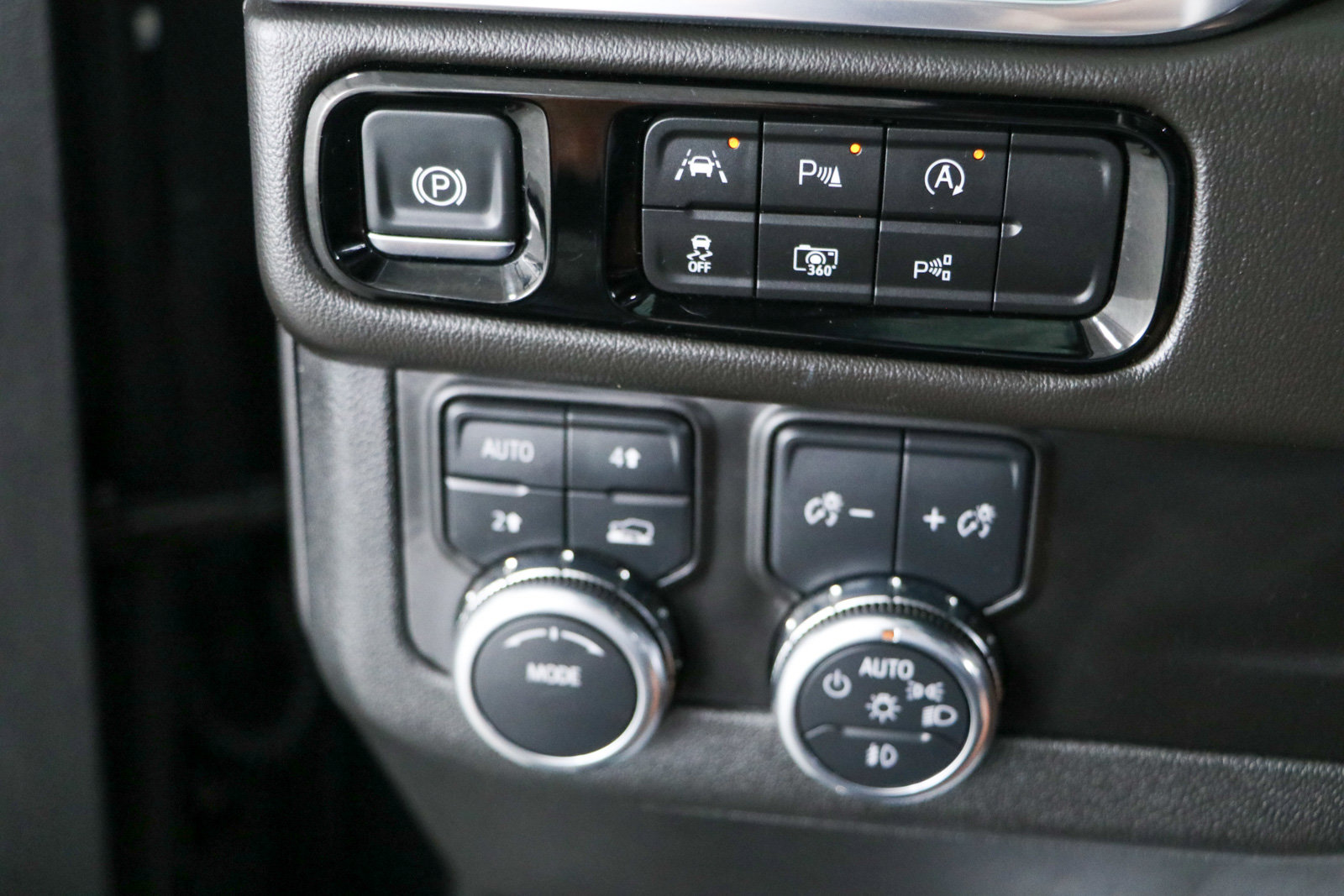 Used 2025 GMC Yukon Elevation w/ LPO, Elevation Black Package AWD/4WD image 24