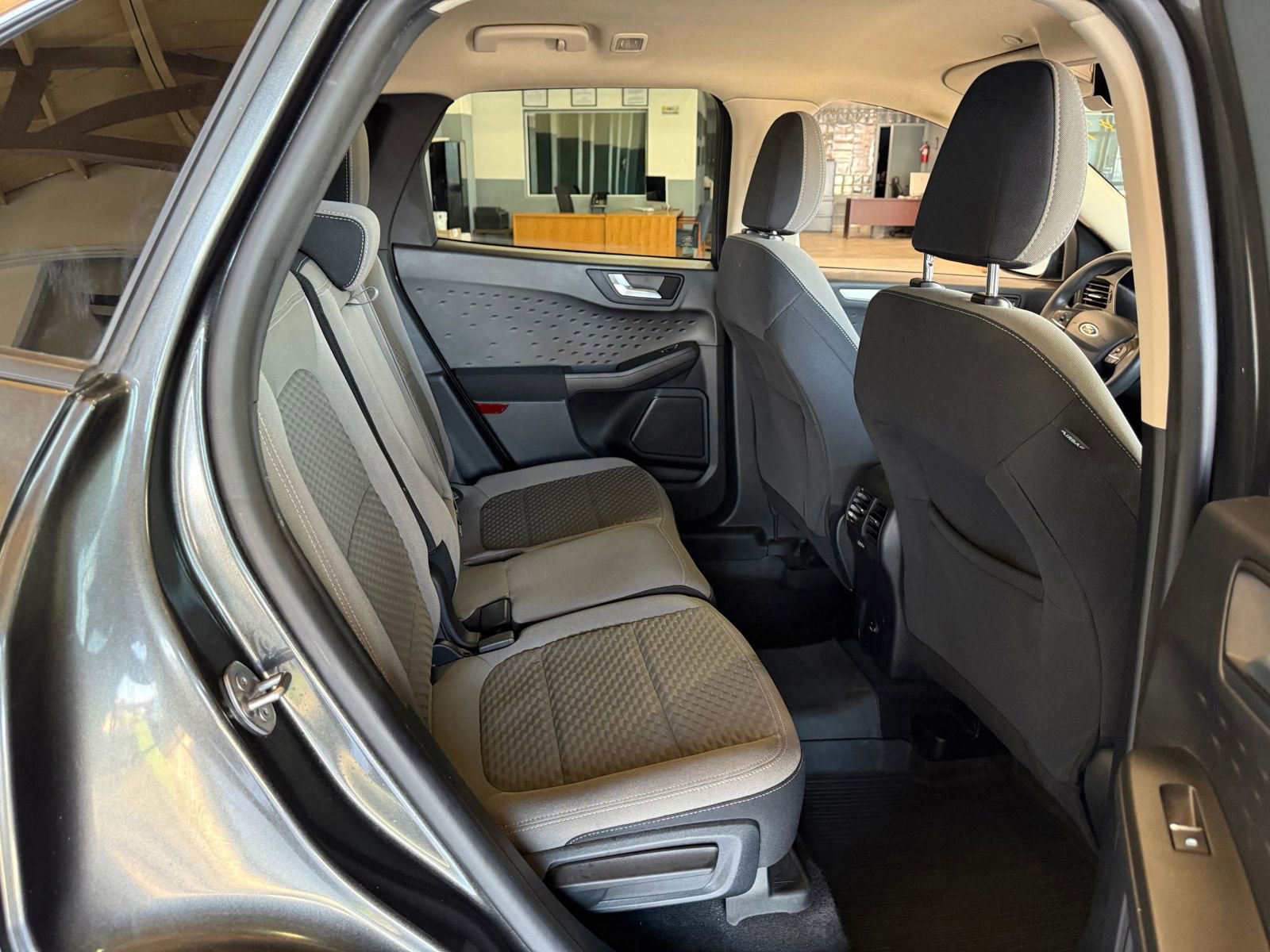 Used 2020 Ford Escape SE image 12