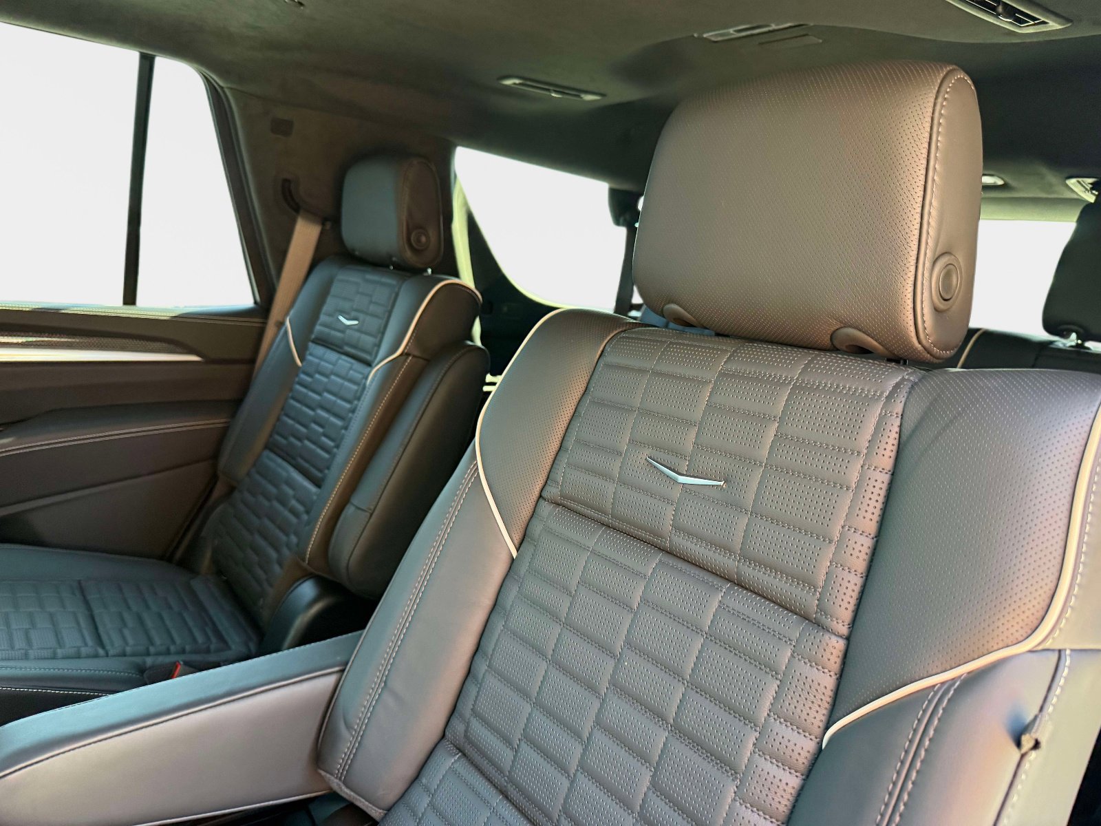 Used 2026 Cadillac Escalade V w/ LPO, ONYX Package image 37