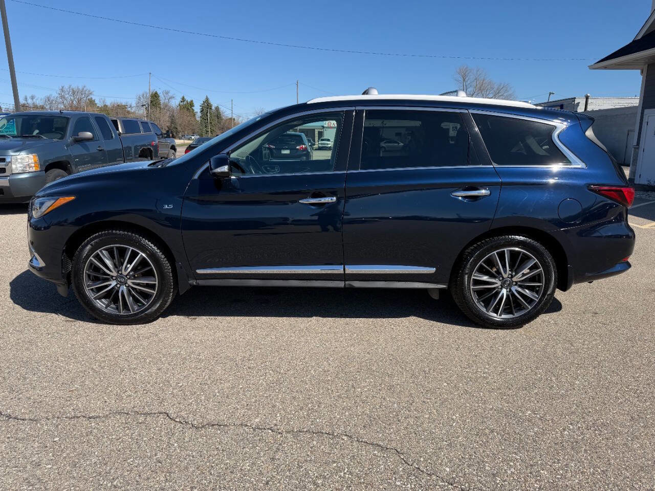 Used 2017 INFINITI QX60 Luxe w/ Deluxe Technology Package AWD/4WD image 2